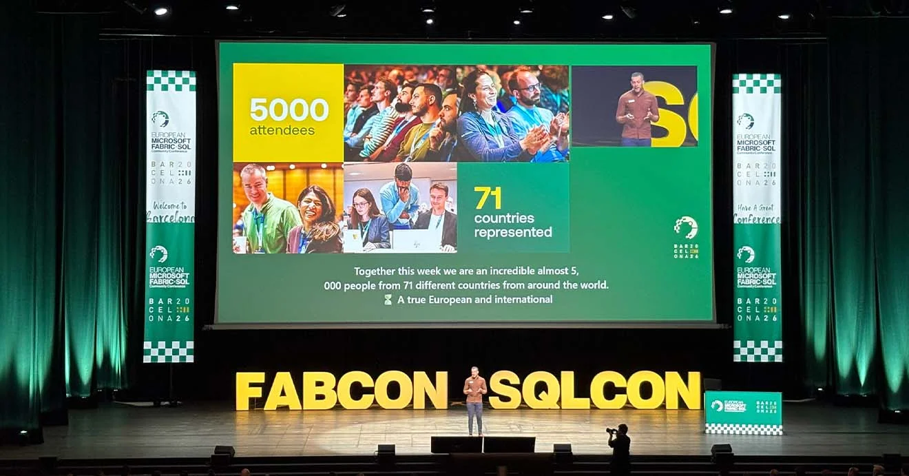 Bei der FabCon + SQLCon Europe steht ein Referent vor einer Folie zu fast 5.000 Gästen.