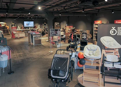Kinderwagen, Hochstühle und weitere Babyartikel in der Produktausstellung von hauck.
