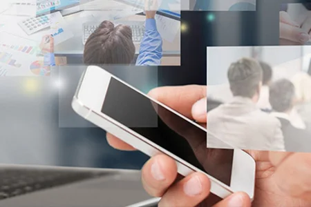 Stets informiert – mit unseren GOB-Pressemitteilungen Person checkt Pressebilder aus Geschäftswelt auf Smartphone