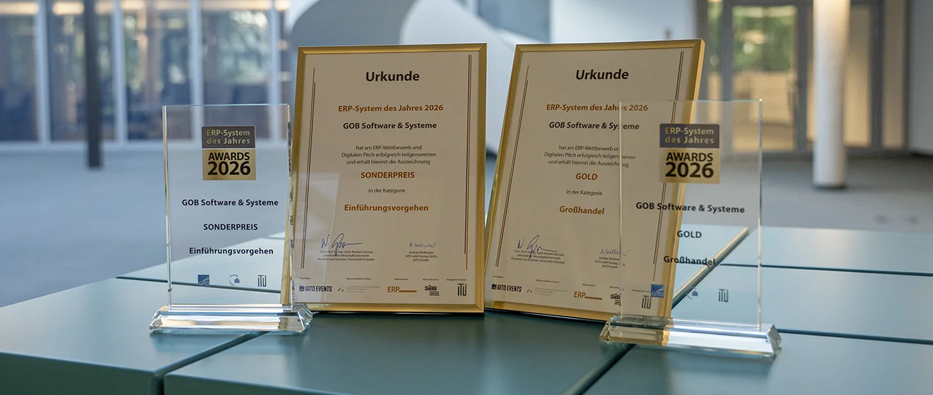 Zwei Pokale und Urkunden auf dem türkisfarbenen unitop-Würfel im GOB-Atrium in Krefeld.