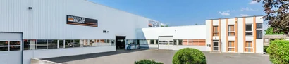 Firmengebäude von Winterhoff Picard mit Produktionshalle, Bürotrakt und Hofeinfahrt.