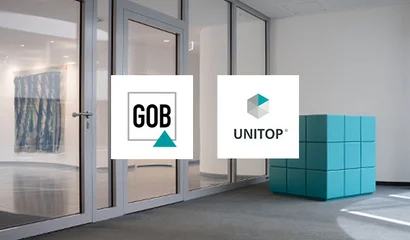 unitop-Modul Erweiterte Fremdarbeit wird Teil des Business Central-Standards unitop-Würfel im Atrium des GOB-Gebäudes, mit GOB- und unitop-Logo.