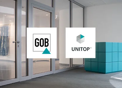 unitop-Modul Erweiterte Fremdarbeit wird Teil des Business Central-Standards unitop-Würfel im Atrium des GOB-Gebäudes, mit GOB- und unitop-Logo.