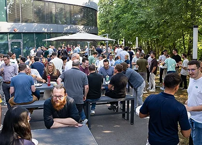 Austausch auf der GOB-Terrasse zum Halbjahres-Sundowner 2026 GOB-Mitarbeitende stehen und sitzen beim Halbjahres-Sundowner 2026 an Tischen auf der Terrasse.