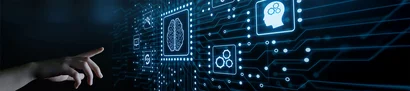 Effizienzsteigerung durch Einsatz von Künstlicher Intelligenz | 1905 x 425 Pixel Hand zeigt auf Dashboard mit KI gesteuerten Prozessen im Unternehmen