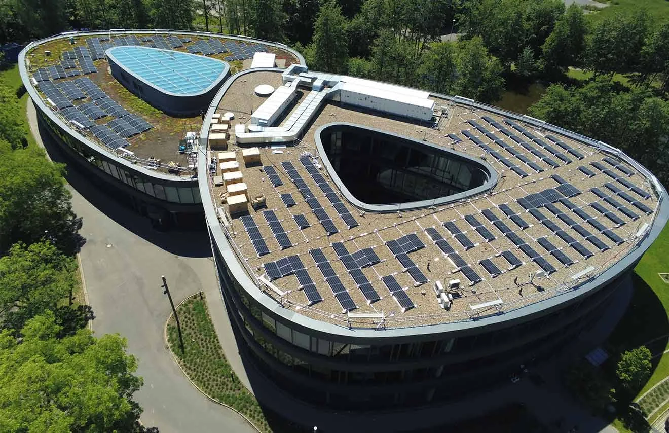 Solarpanels auf dem GOB-Dach erzeugen saubere Energie Vogelperspektive Photovoltaikanlage auf GOB-Dach