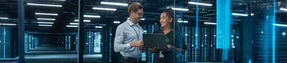 Digitalisierungsberatung der GOB – Potenziale erkennen, Wandel gestalten Zwei Berater mit Laptop vor Serverracks – Digitalisierungsberatung der GOB beim Kunden.