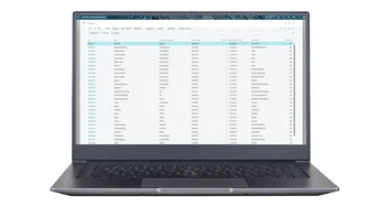 Laptop displays tabular overview in unitop – with workplace groups and associated capacities