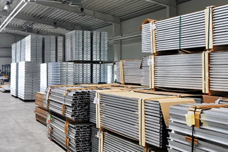 Für Materialfluss und Bestandsübersicht in der Metallindustrie | unitop Innenansicht einer Industriehalle: Gestapelte Aluminiumprofile und Paletten