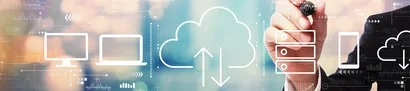 Was bedeutet SaaS? | Headerbild | 1905 x 425 Pixel Digitale Hand zeigt auf Cloud-Symbol mit Auf- und Abwärtspfeilen vor angedeutetem Wolkenhintergrund
