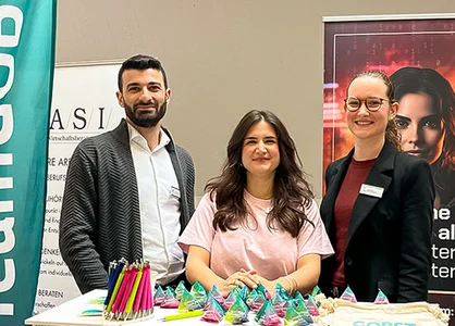 Campusmesse Düsseldorf 2026: Unser Recruiting-Team vor Ort Das GOB-Recruiting-Team steht vor Roll-ups am Messestand der Campusmesse Düsseldorf.