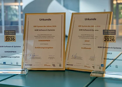 Unsere ERP-Auszeichnungen im GOB-Atrium Zwei Pokale und Urkunden auf dem türkisfarbenen unitop-Würfel im GOB-Atrium in Krefeld.