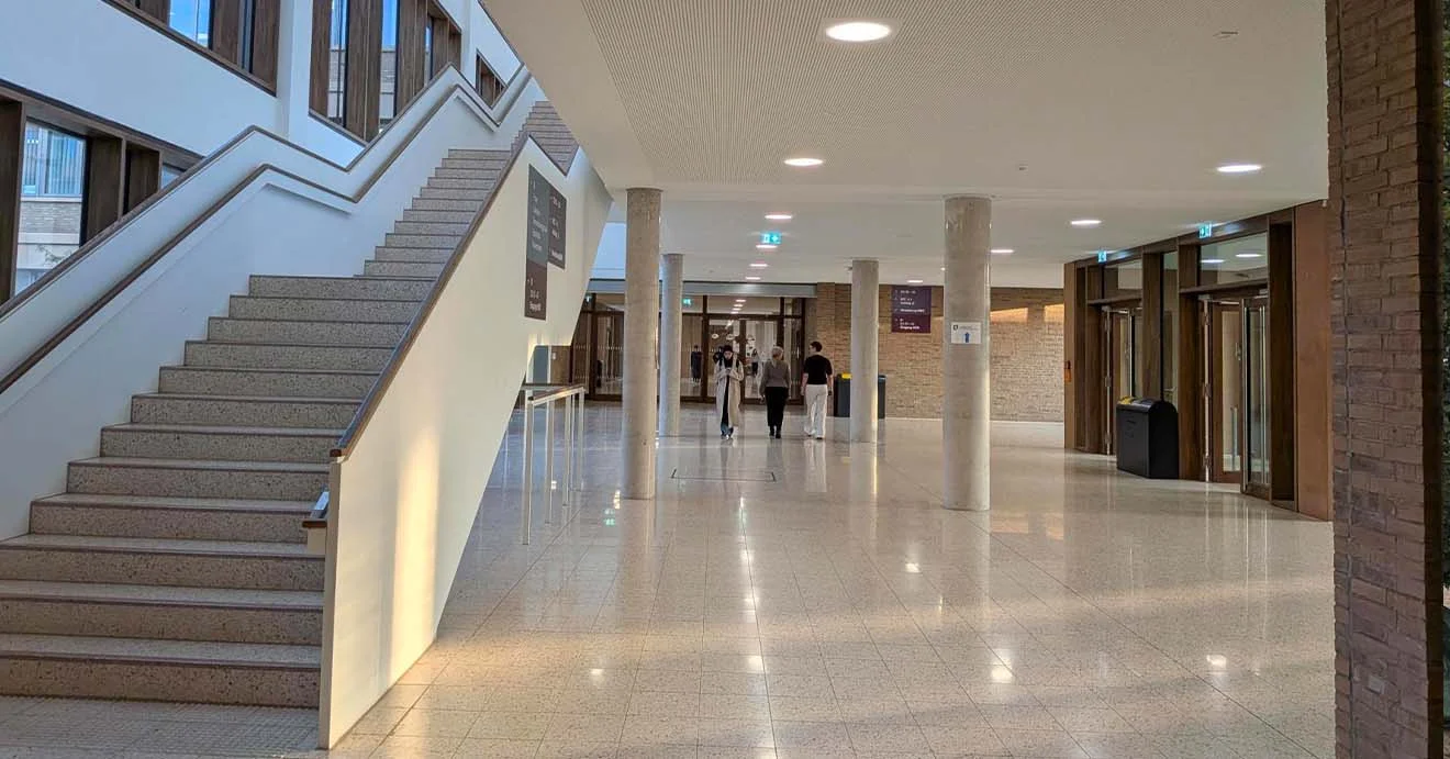 Treppenhaus und Foyer im Gebäude des BerufsbildungsCampus Moers.