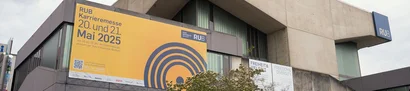 RUB Karrieremesse 2025 | Außenansicht Veranstaltungszentrum mit Banner | 1905 x 425 Pixel Außenansicht der RUB mit großem Banner zur Karrieremesse 2025 am Veranstaltungszentrum