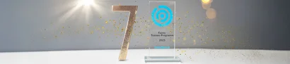 Trendence Award 2025 | 7. Auszeichnung in Folge | 1905 x 425 Pixel Auszeichnung „Faires Trainee-Programm 2025“ von Trendence mit goldener 7 und funkelnden Partikeln