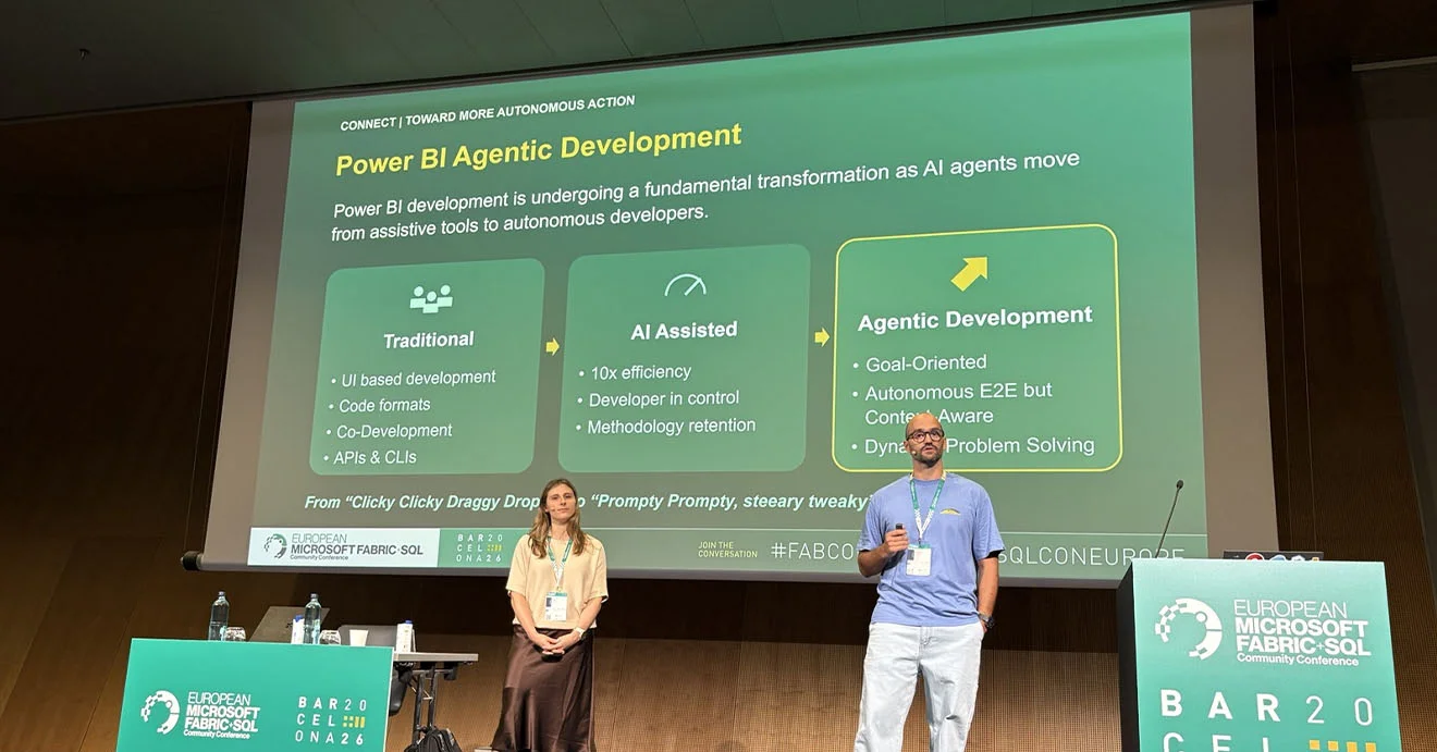 Zwei BI-Experten stehen auf der Bühne vor einer Folie zu Power BI Agentic Development.