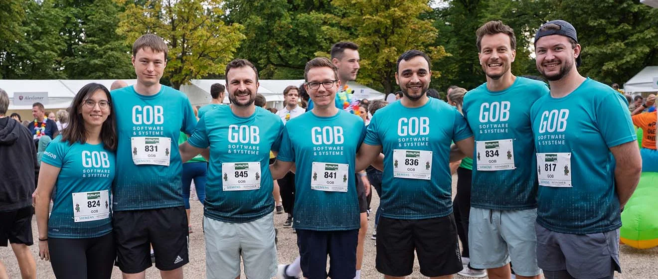 Bereit für den RUN & FUN 2026 Sieben GOB-Läufer vor dem RUN & FUN 2026 an der Krefelder Galopprennbahn.