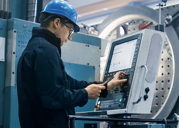Fabrikarbeiter an Maschine
