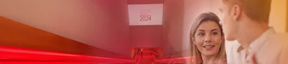 Rot beleuchtete absteigende Treppe führt zum Deutschen Fundraising Kongress 2024 Rückblick Deutscher Fundraising Kongress 2024: Rot beleuchtete Treppe zum DFK 2024