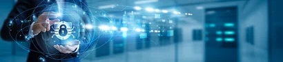 Sicherheitsinfrastruktur – Technik für wirksamen IT-Schutz Symbolbild: Digitales Schutzschild mit Schloss vor Serverraum für Sicherheitsinfrastruktur.