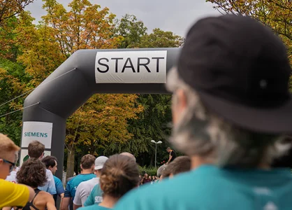GOB-Geschäftsführer Tim Bellen mit weiteren Läufern am Start des RUN & FUN 2026.