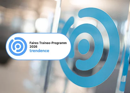 trendence Award „Faires Trainee-Programm 2026“ erhalten trendence Award mit Aufschrift „Faires Trainee-Programm 2026“ und blauem Logo im Vordergrund