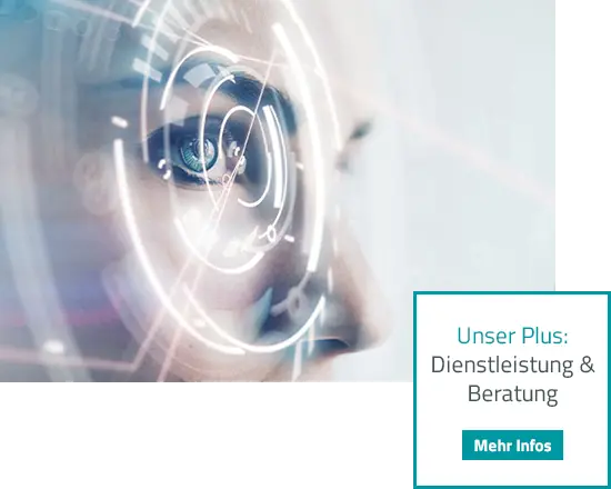 Nahaufnahme eines Frauengesichts mit Fokus auf ein Auge.