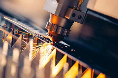 Ihre hochpräzisen Metallverarbeitungsprozesse in besten Händen | unitop Laserschneidanlage schneidet ein Metallblech mit hoher Präzision, während helle Funken sprühen