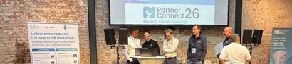 Mehrere Personen stehen vor einer Präsentationsfläche auf der PartnerConnect26.