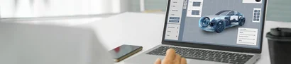 Produktkonfiguration am Laptop: 3D-Fahrzeugkonfigurator | 1905 x 425 Pixel Frau nutzt am Laptop einen digitalen Produktkonfigurator zur virtuellen Autokonfiguration.