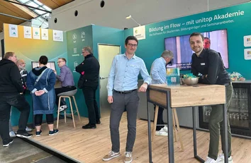 Live-Demo am GOB-Stand auf der LEARNTEC 2025 mit Jens Wippermann und Interessenten im Austausch