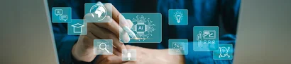 Praxisnahes Lernen rund um Künstliche Intelligenz Person zwischen zwei Laptops mit Symbolen für Künstliche Intelligenz und digitales Lernen.