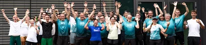GOB RUN & FUN 2026 mit voller Energie Das GOB-Laufteam posiert beim internen Firmenlauf GOB RUN & FUN 2026 mit erhobenen Armen.