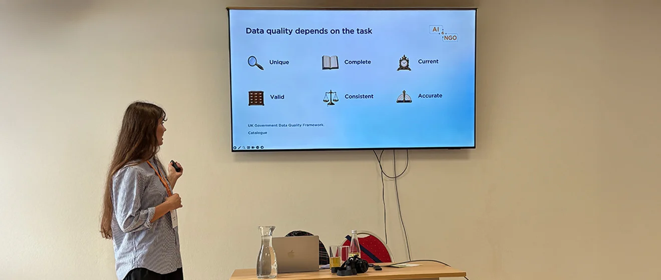 Referentin neben einer Präsentation zu den Kriterien für Datenqualität auf dem ÖFK 2026.