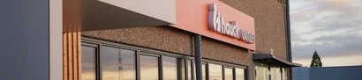 Außenansicht des hauck-Outlets Außenansicht des hauck-Outlets mit großem Markenschriftzug über der Fensterfront.