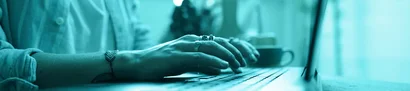 unitop Learning in der Praxis: Wissensdokumentation durchforsten und lernen! Person tippt konzentriert auf Laptop und recherchiert in entspannter Atmosphäre
