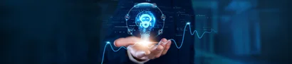 Eine Hand hält eine leuchtende Glühbirne mit KI-Symbolen als digitales Innovationskonzept