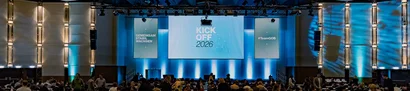 Voller Saal auf dem GOB-Kick-off 2026 im Crown Plaza Neuss Großer Saal im Crowne Plaza Neuss beim GOB-Kick-off 2026, mit Bühne und vielen Teammitgliedern.