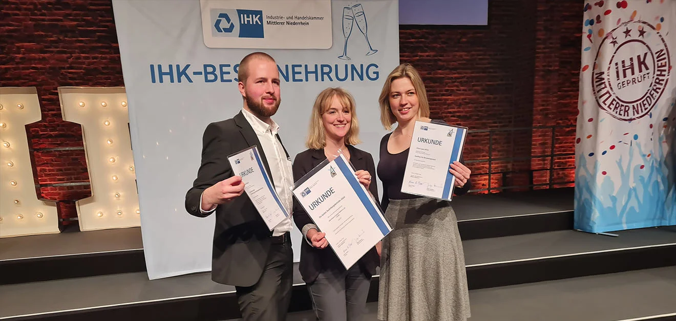 IHK Bestenehrung 2024: Urkundenevergabe Ehemalige GOB-Auszubildende & Annika Frau von den Driesch mit Urkunde