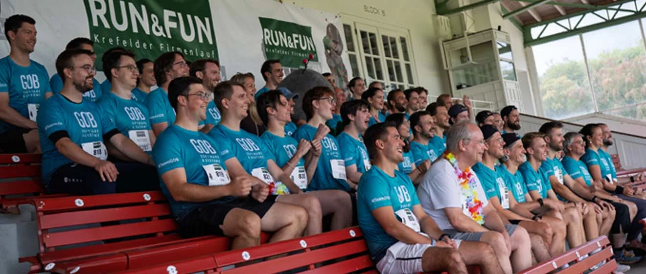 Das GOB-Läuferteam vor dem RUN & FUN 2026 Das GOB-Läuferteam auf der Tribüne der Krefelder Galopprennbahn vor dem RUN & FUN 2026.