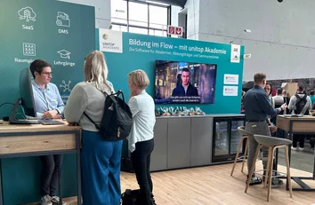 Beratungssituation am GOB-Stand der LEARNTEC 2025 mit Moritz Große Holtforth und Jens Wippermann