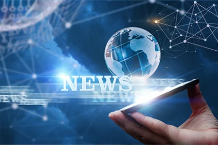 Die GOB-News: Stets auf dem neuesten Stand Smartphone zeigt "News" und eine Weltkugel auf blauem Hintergrund.