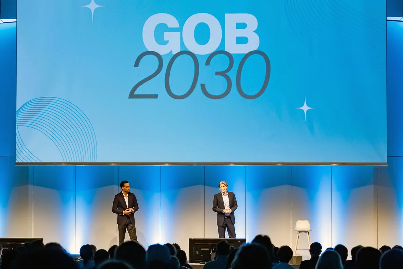 GOB Kick-off 2026: Die Reise #GOB2030 kann beginnen Geschäftsführer Tim Bellen und Robert Küpper auf Kick-off-2026-Bühne mit "GOB 2030" auf Leinwand