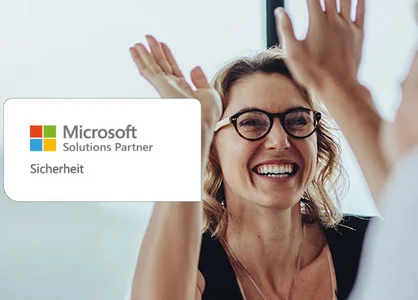 Symbolbild: Frau gibt High Five, daneben Badge „Microsoft Solutions Partner Sicherheit“.
