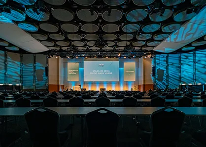 GOB Kick-off 2026 – Konferenzsaal vor dem Einlass Leerer vorbereiteter Konferenzsaal im Crowne Plaza Neuss vor Beginn des GOB-Kick-offs 2026.