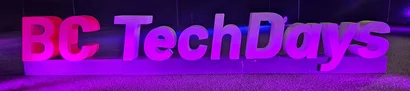 Bühnen-Nahaufnahme mit BC-TechDays-Schriftzug Nahaufnahme des BC-TechDays-Schriftzugs auf der beleuchteten Bühne.
