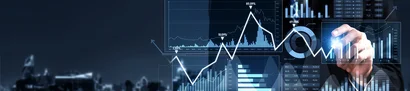 Power BI | Business Intelligence | 1905 x 425 Pixel Geschäftsperson nutzt ein Tablet mit digitalen Umsatzdiagrammen und Datenvisualisierungen