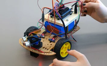 Arduino-Roboter mit Kabeln und Sensoren beim Girls’Day 2025 in der GOB aus der Nähe betrachtet