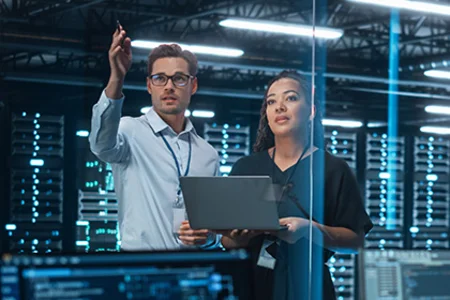 GOB’s infrastructure consultancy – the foundation for future-proof IT Illustrative image: Consultants by server racks for GOB IT infrastructure consultancy at client site