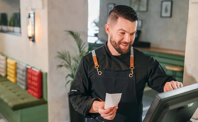 Kassenterminal im Restaurant | Add-on Kasse Bedienung nutzt Kassenterminal in einem Restaurant